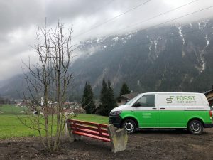 Großbaum Verpflanzungen, Bäume pflanzen, Baum pflanzen, humusieren, Rasen ansähen, Dreibein für Bäume, Bäume pflanzen Vorarlberg