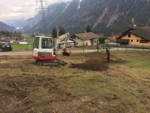 Großbaum Verpflanzungen, Bäume pflanzen, Baum pflanzen, humusieren, Rasen ansähen, Dreibein für Bäume, Bäume pflanzen Vorarlberg