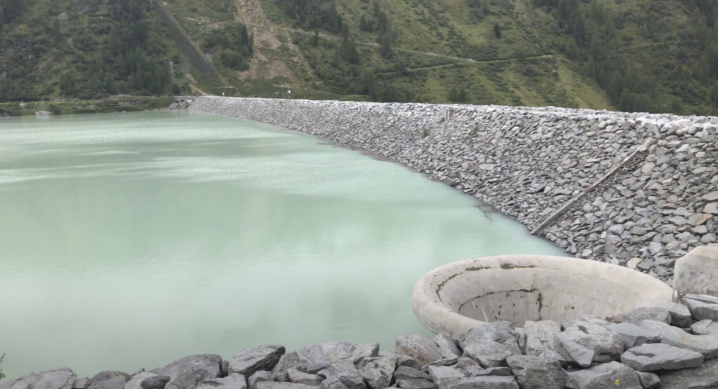 Um die Turbinen des Gepatsch-Stausees im Kaunertal nicht zu beschädigen, müssen jährlich Holzbringungen aus dem See gemacht werden. SF Forst Konzept wurde dafür beauftrag